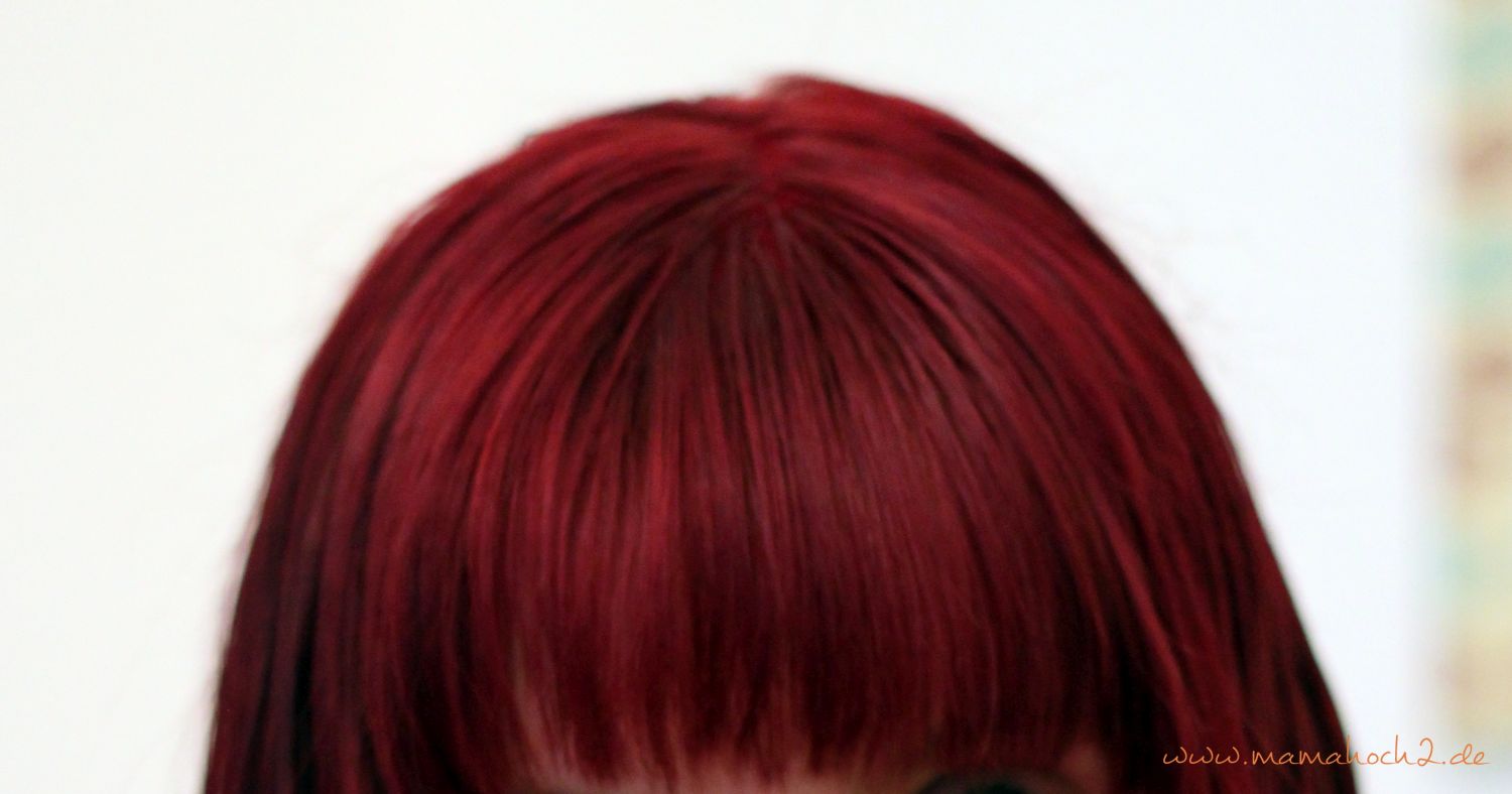 Elumen blau auf dunklem haar