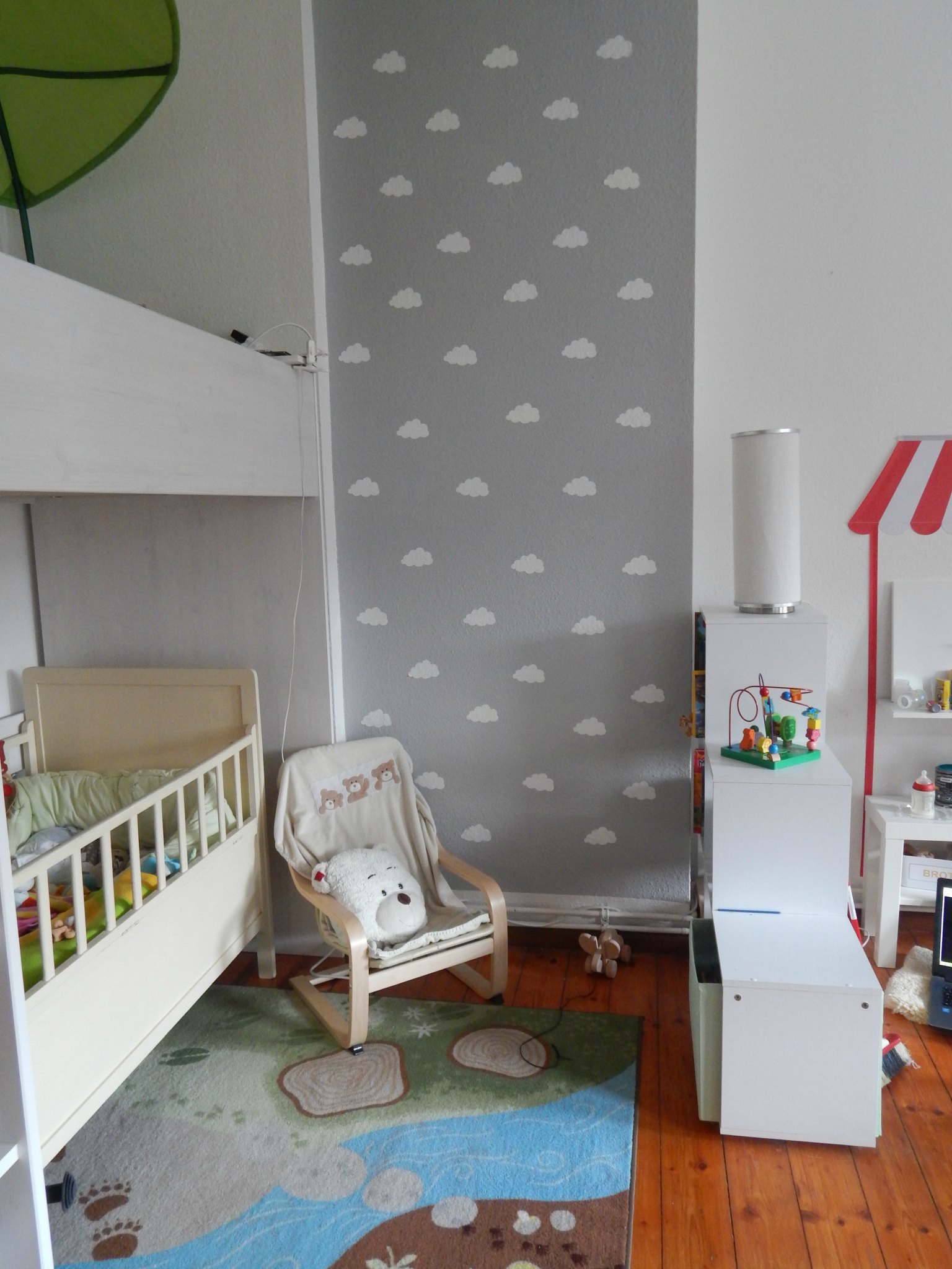 graues Kinderzimmer mit Wolkenwand