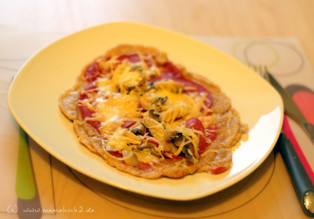 Dinkelmehl-Pfannenpizza mit Salami und Pilzen