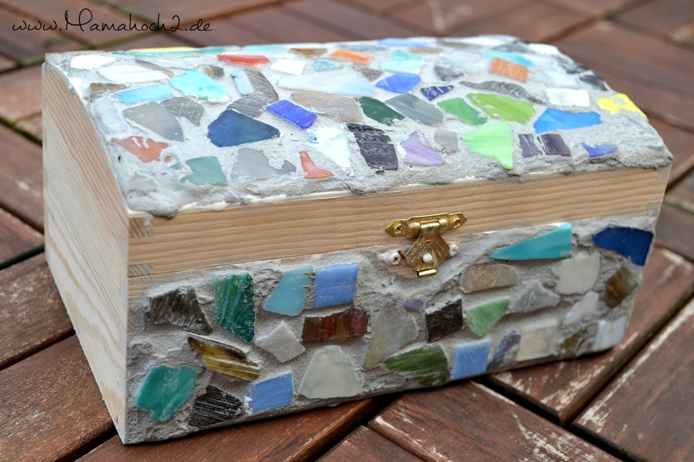 DIY | Holztruhe mit Mosaik bekleben: So bastelst du eine Kinderschatzkiste