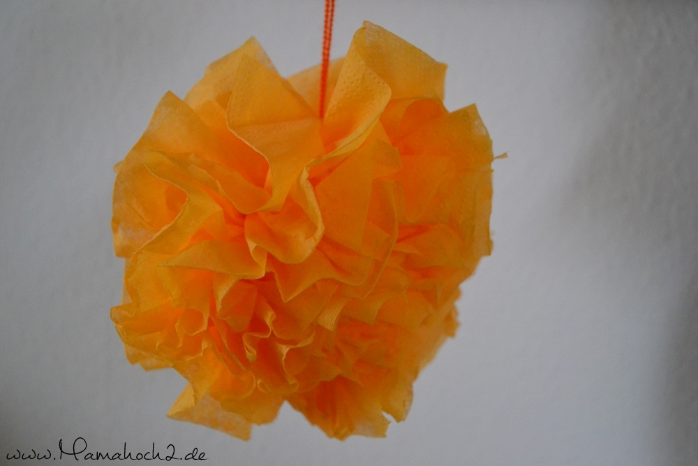 diy-anleitung-pom-poms-aus-servietten-8