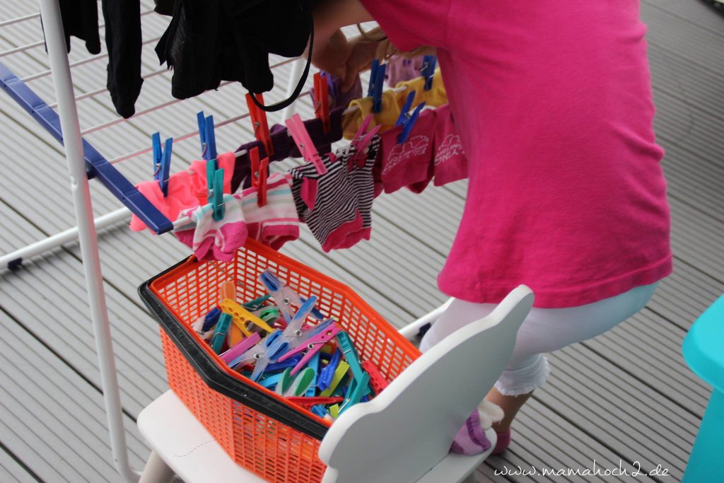 im Haushalt helfen Wäsche aufhängen sortieren kinder montessori (2)