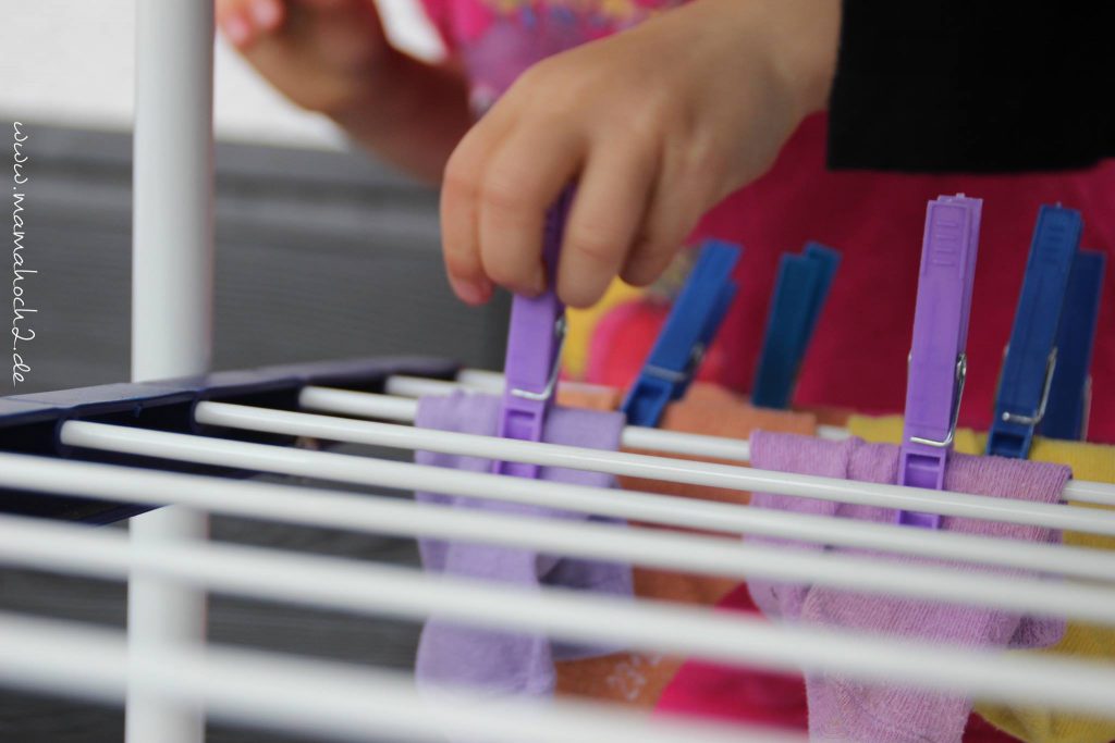 im Haushalt helfen Wäsche aufhängen sortieren kinder montessori (4)