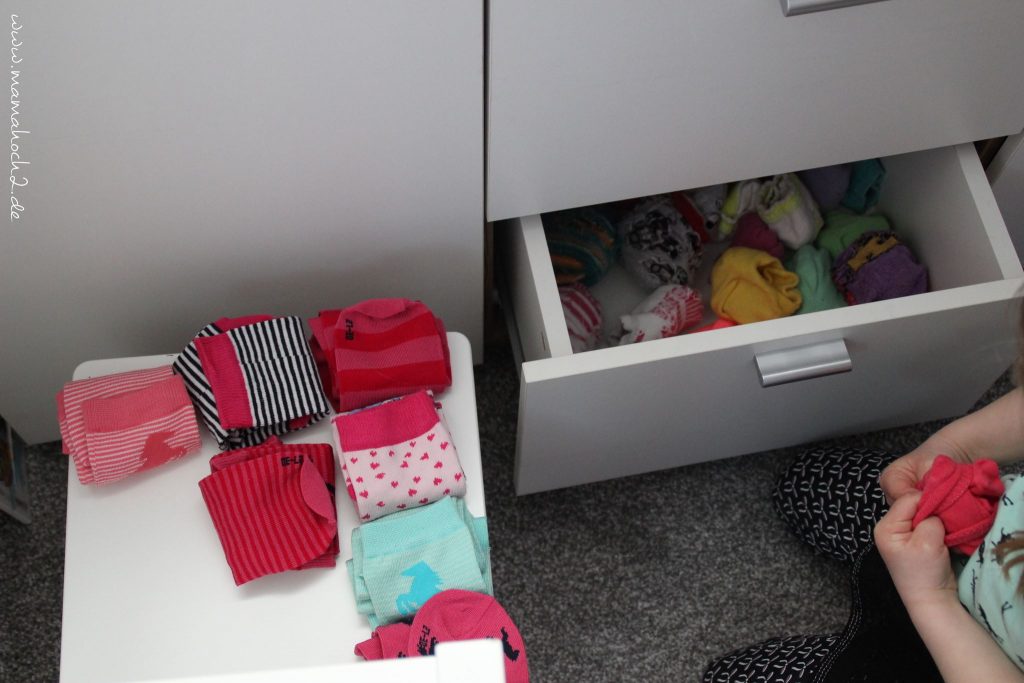 im Haushalt helfen Wäsche aufhängen sortieren kinder montessori (5)