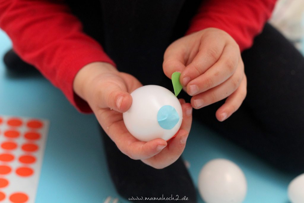 eier mit klebepunkten osterdeko (4)