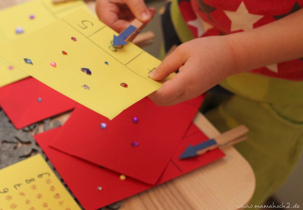 vorschule übungen montessori lernkarten zählkarten klammern mamablog (6)