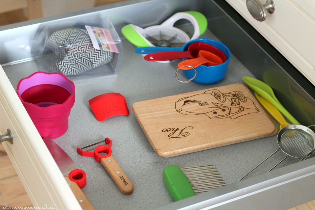 Kinderküche Kinder kochen Küchenhelfer Küchenwerkzeuge für Kinder Kochen für Kinder backen Montessori bedürfnisorientierte Erziehung (4)