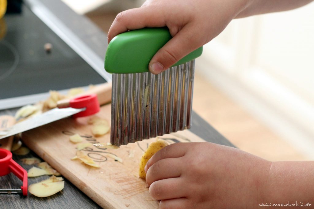 Kinderküche Kinder kochen Küchenhelfer Küchenwerkzeuge für Kinder Kochen für Kinder backen Montessori bedürfnisorientierte Erziehung (6)