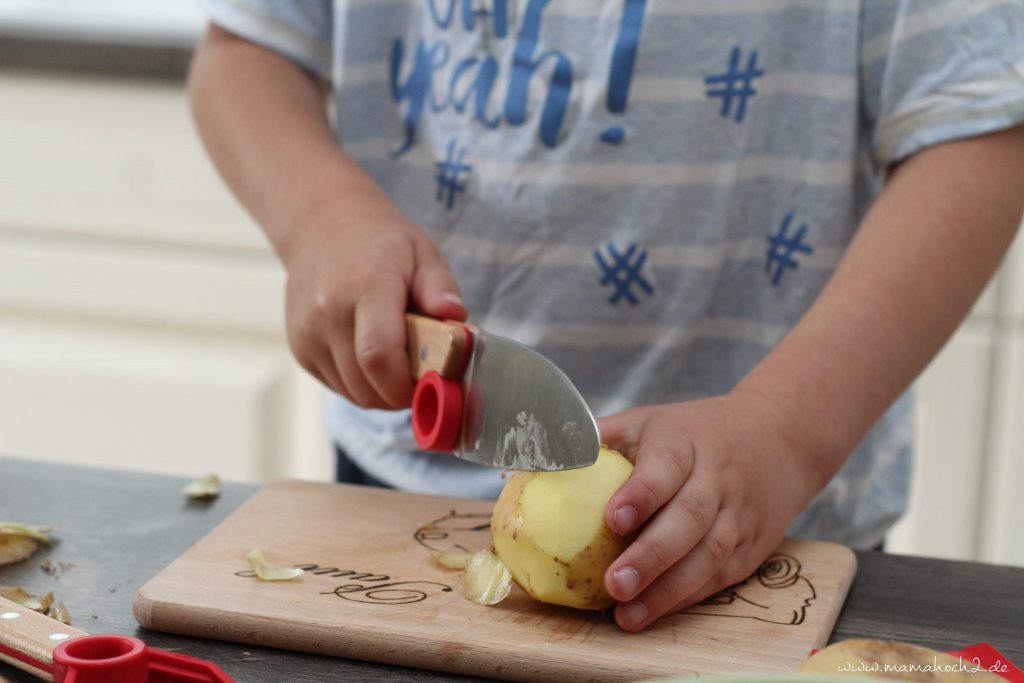 Kinderküche Kinder kochen Küchenhelfer Küchenwerkzeuge für Kinder Kochen für Kinder backen Montessori bedürfnisorientierte Erziehung (7)