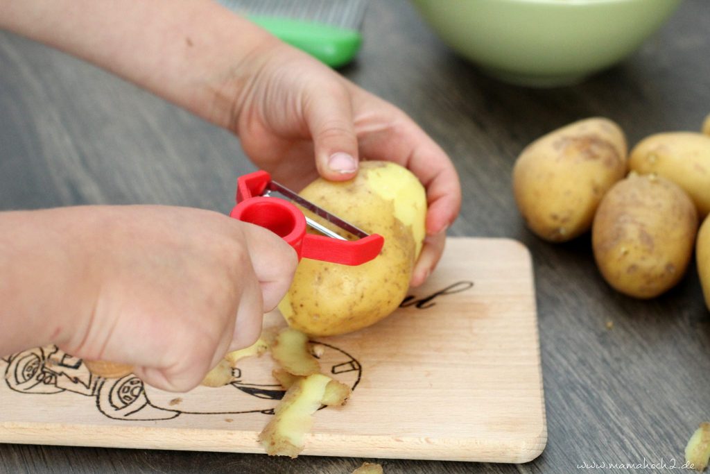 Kinderküche Kinder kochen Küchenhelfer Küchenwerkzeuge für Kinder Kochen für Kinder backen Montessori bedürfnisorientierte Erziehung (9)