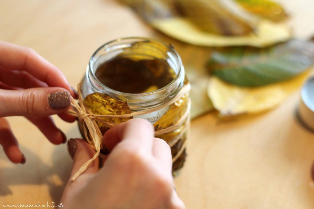 Herbstbasteln windlicht Laubblätter Laub Kerze Kerzenglas DIY Bastelanleitung für Kinder basteln (5)