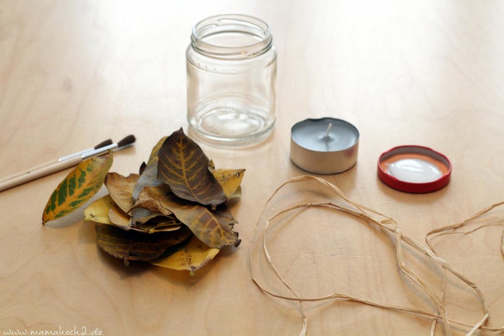 Herbstbasteln windlicht Laubblätter Laub Kerze Kerzenglas DIY Bastelanleitung für Kinder basteln (8)