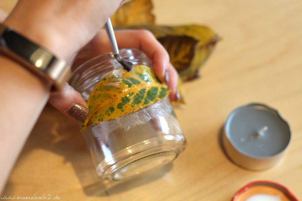 Herbstbasteln windlicht Laubblätter Laub Kerze Kerzenglas DIY Bastelanleitung für Kinder basteln (9)