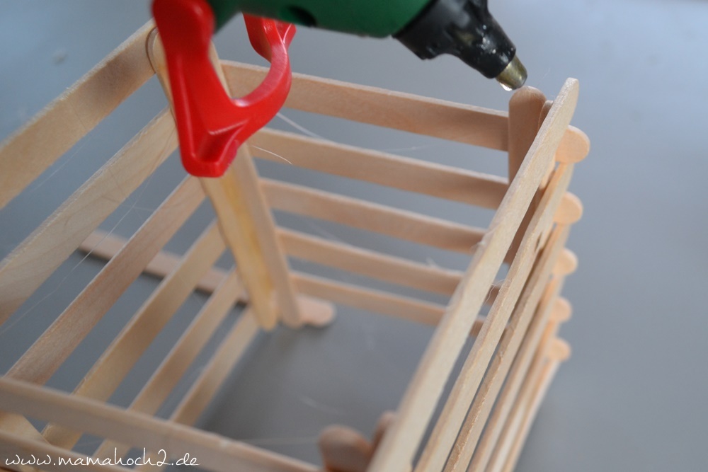 Stiftehalter aus Eisstielen . Basteln mit Holz . Holz . Holzstiele verarbeiten . Basteln mit Naturmaterialien (34)