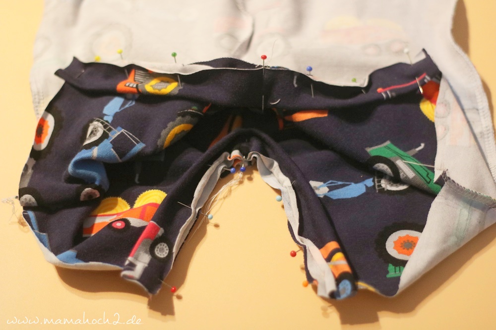 Babyhose einfach nähen . Babypump Rockers mit Knopfleiste . Knopfleiste in eine Babyhose nähen . Nähen für Babys . Pumphose mit Knopfleiste (16)