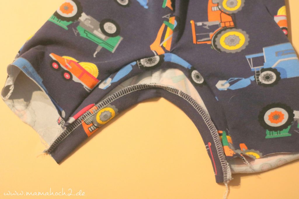 Babyhose einfach nähen . Babypump Rockers mit Knopfleiste . Knopfleiste in eine Babyhose nähen . Nähen für Babys . Pumphose mit Knopfleiste (17)