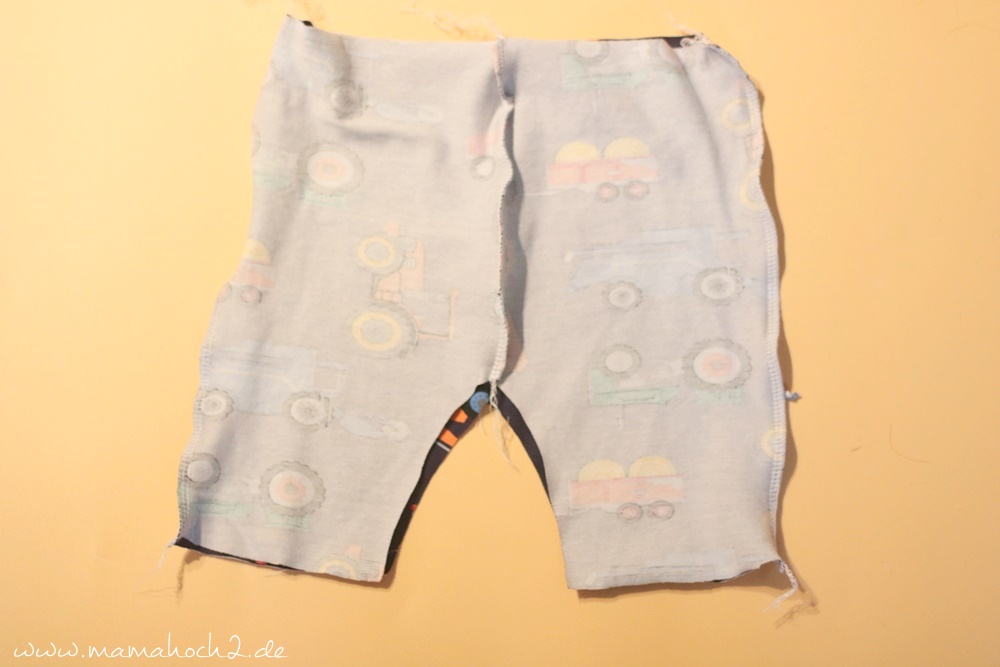 Babyhose einfach nähen . Babypump Rockers mit Knopfleiste . Knopfleiste in eine Babyhose nähen . Nähen für Babys . Pumphose mit Knopfleiste (8)