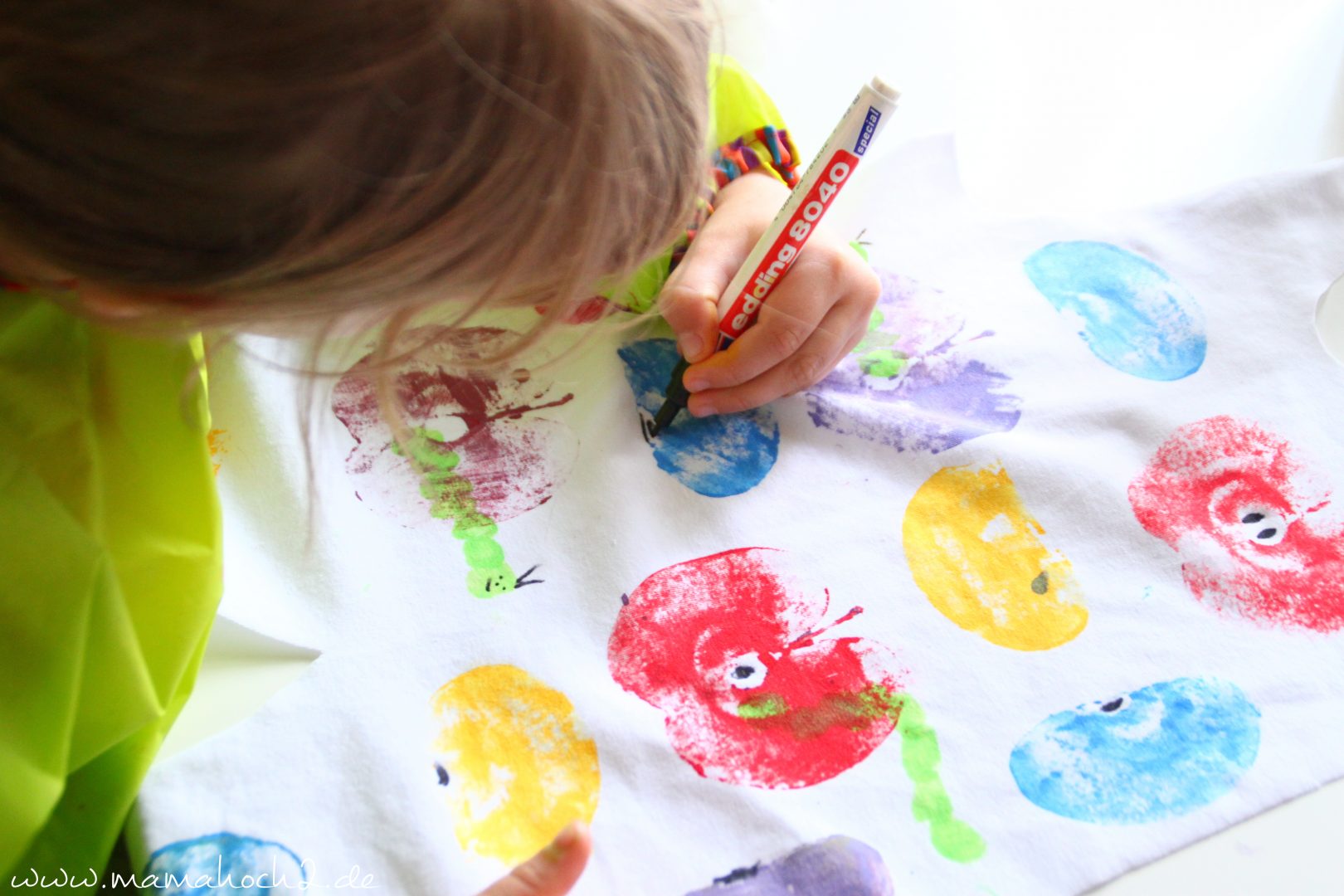 Stoff bemalen mit Kindern individuelle Kleidung designed aus Kinderhand ⋆ Mamahoch2