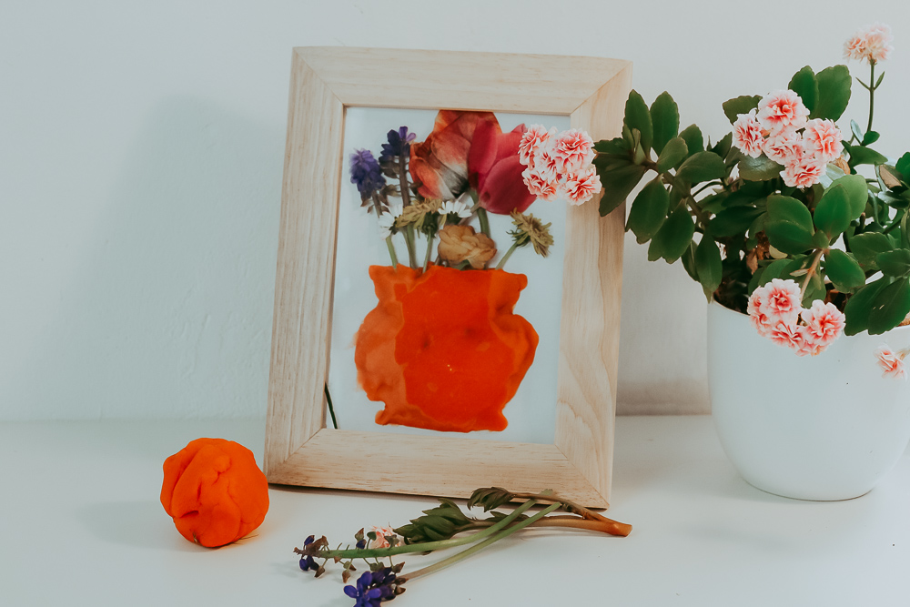 Bastelidee für Kleinkinder: DIY Knetmassebild mit echten Blumen inkl. kostenloser Vorlage
