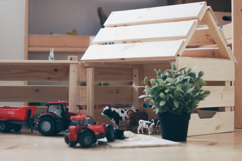 #Ikeahack: DIY Bauanleitung für einen Bauernhof-Traktorschuppen aus Ikea Knagglig Kisten