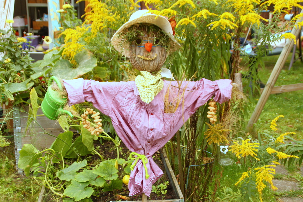 Einfache Bauanleitung für eine DIY Vogelscheuche