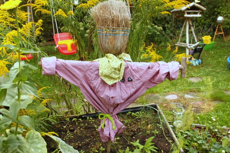 Einfache Bauanleitung für eine DIY Vogelscheuche ⋆ Mamahoch2