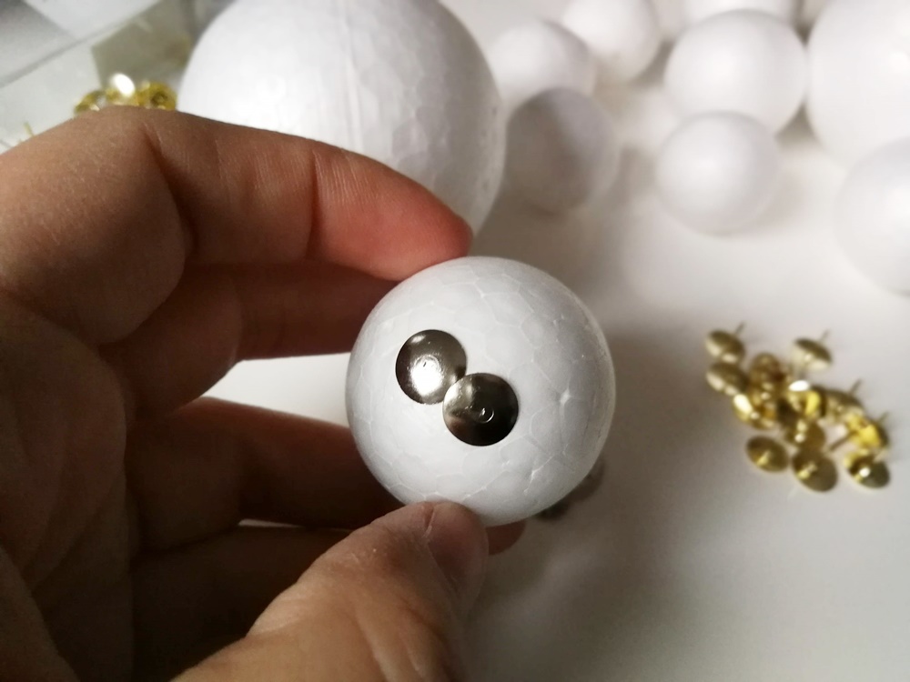 Schnelle Diy Glanzende Kugeln Mit Reisszwecken Mamahoch2