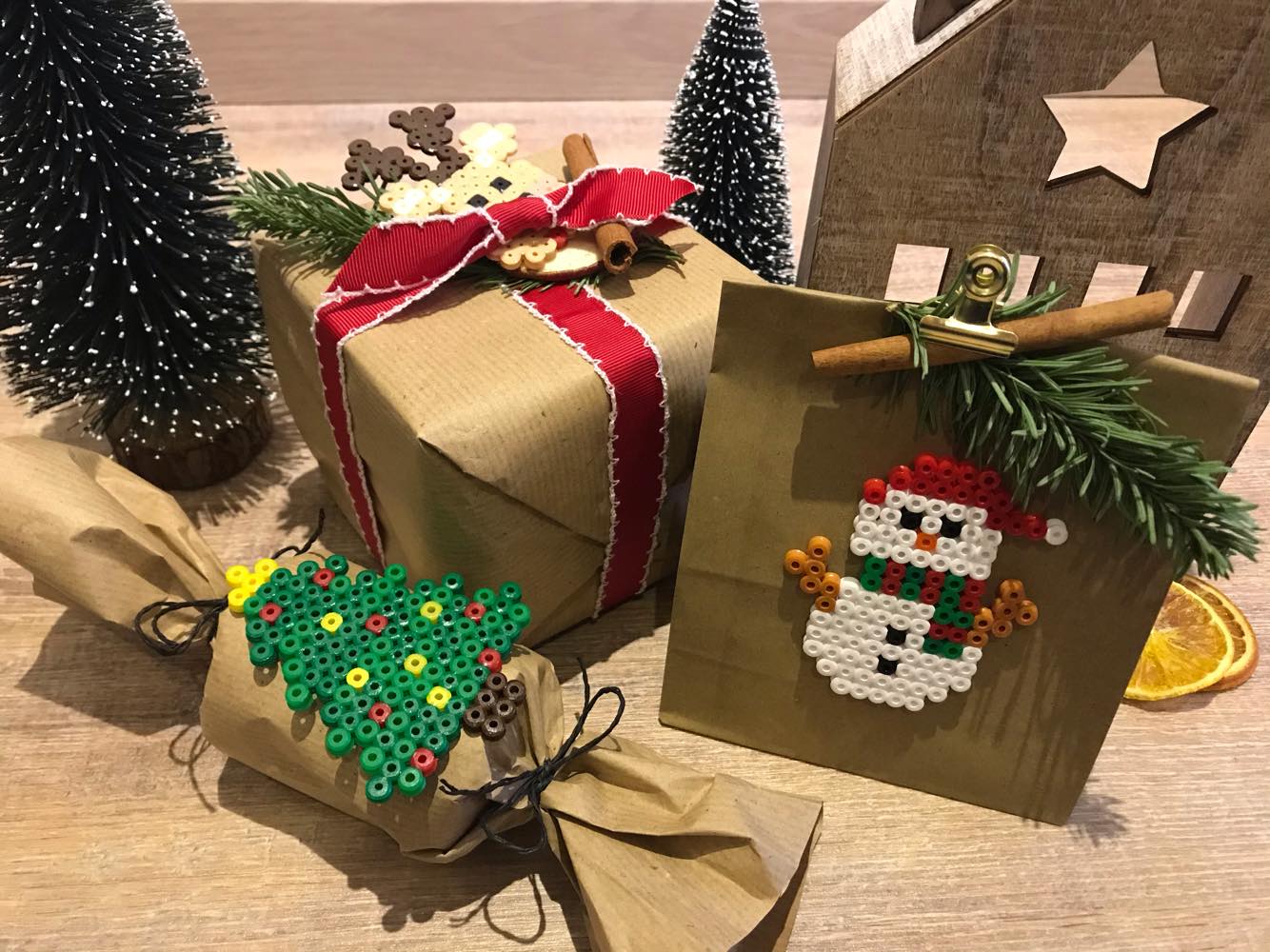 Weihnachtliche Motive aus Bügelperlen für die Weihnachtsgeschenke