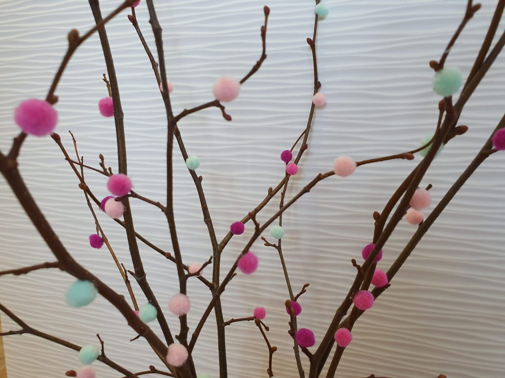 DIY mit Pompoms – schnelle Dekoidee für den Frühling zum Selbermachen
