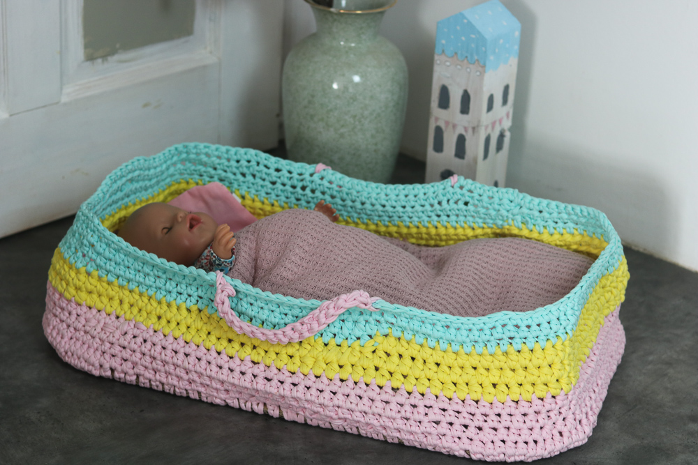 Häkelanleitung für eine Puppentragetasche – Puppenbett Doll Basket