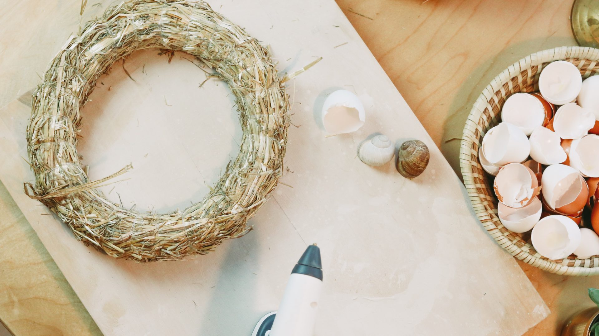 Osterkranz aus Eierschalen selber machen - DIY im Landhauslook ⋆ Mamahoch2