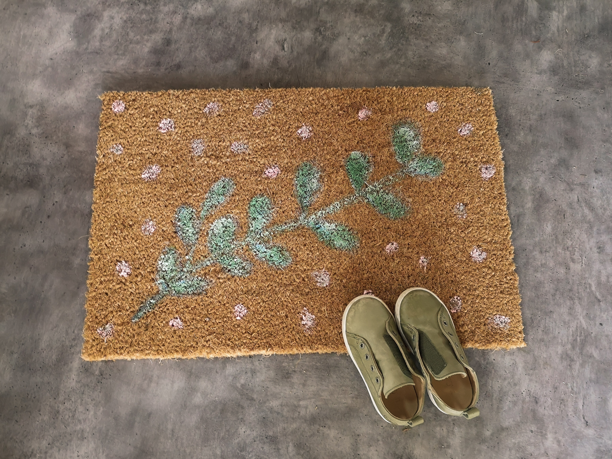 Upcycling Ideen: Fußmatte mit Acryl bemalen