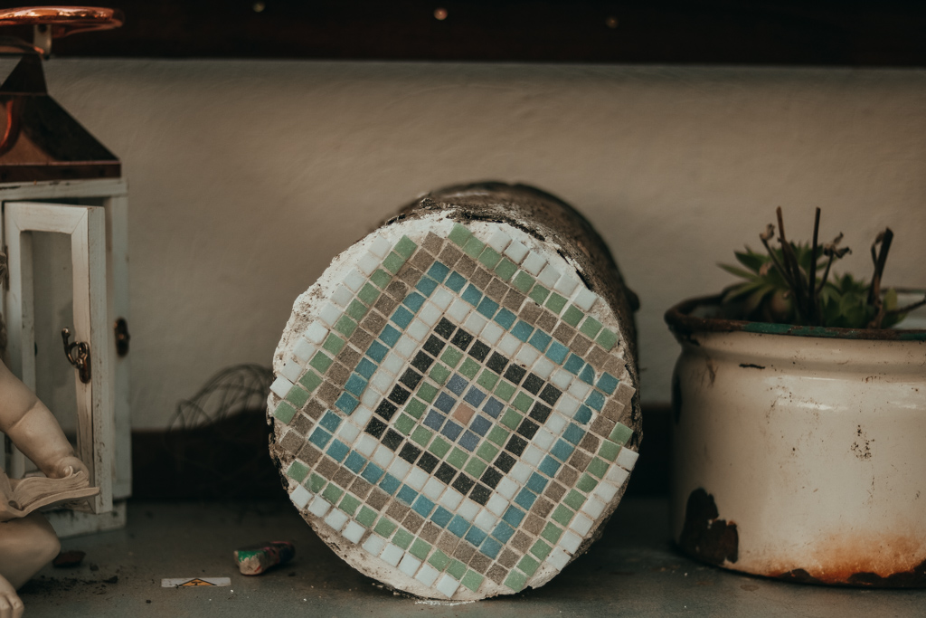 Mosaik Garten DIY – Baumstamm wird zum Mosaik Garten Hocker