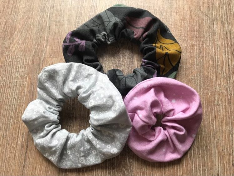 Resteverwertung – Scrunchies nähen (die Haargummis der 90er)