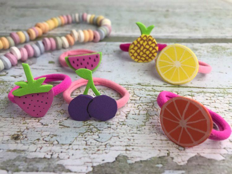 Quick DIY für sommerliche Accessoires: Haargummis mit Moosgummi-Früchten