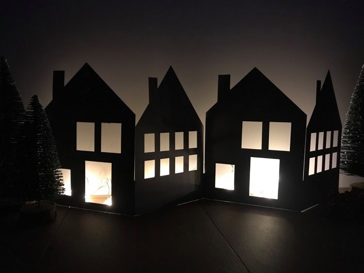 Deko DIY zu Weihnachten: Lichthäuser selber basteln mit Druckvorlage