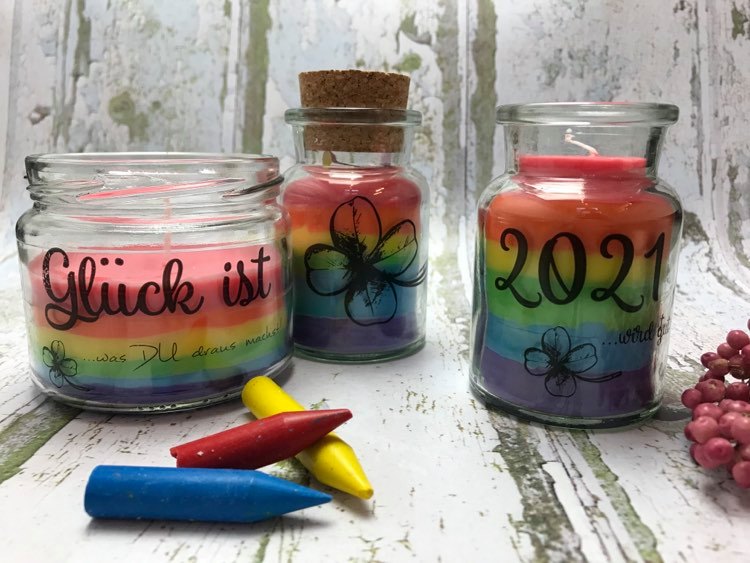 Upcycling und Resteverwertung: Regenbogen-Kerze als Geschenkidee