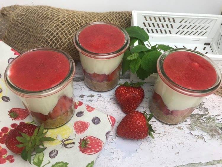 Sommerzeit ist Erdbeerzeit – leckeres Rezept zum Nachmachen: Erdbeerdessert im Glas