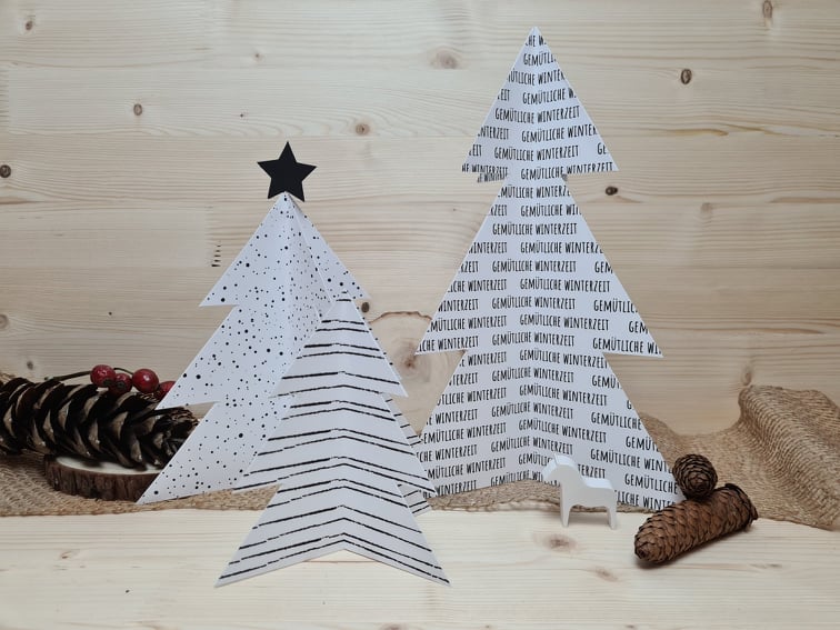 Winterzauber Dekoidee – Tannenbäume aus Papier basteln